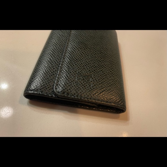 Louis Vuitton taiga green key case - Picture 2 of 9